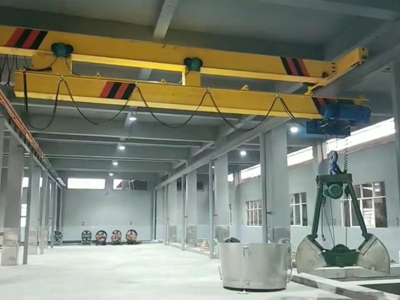 與某客戶合作伸縮單梁起重機(jī)